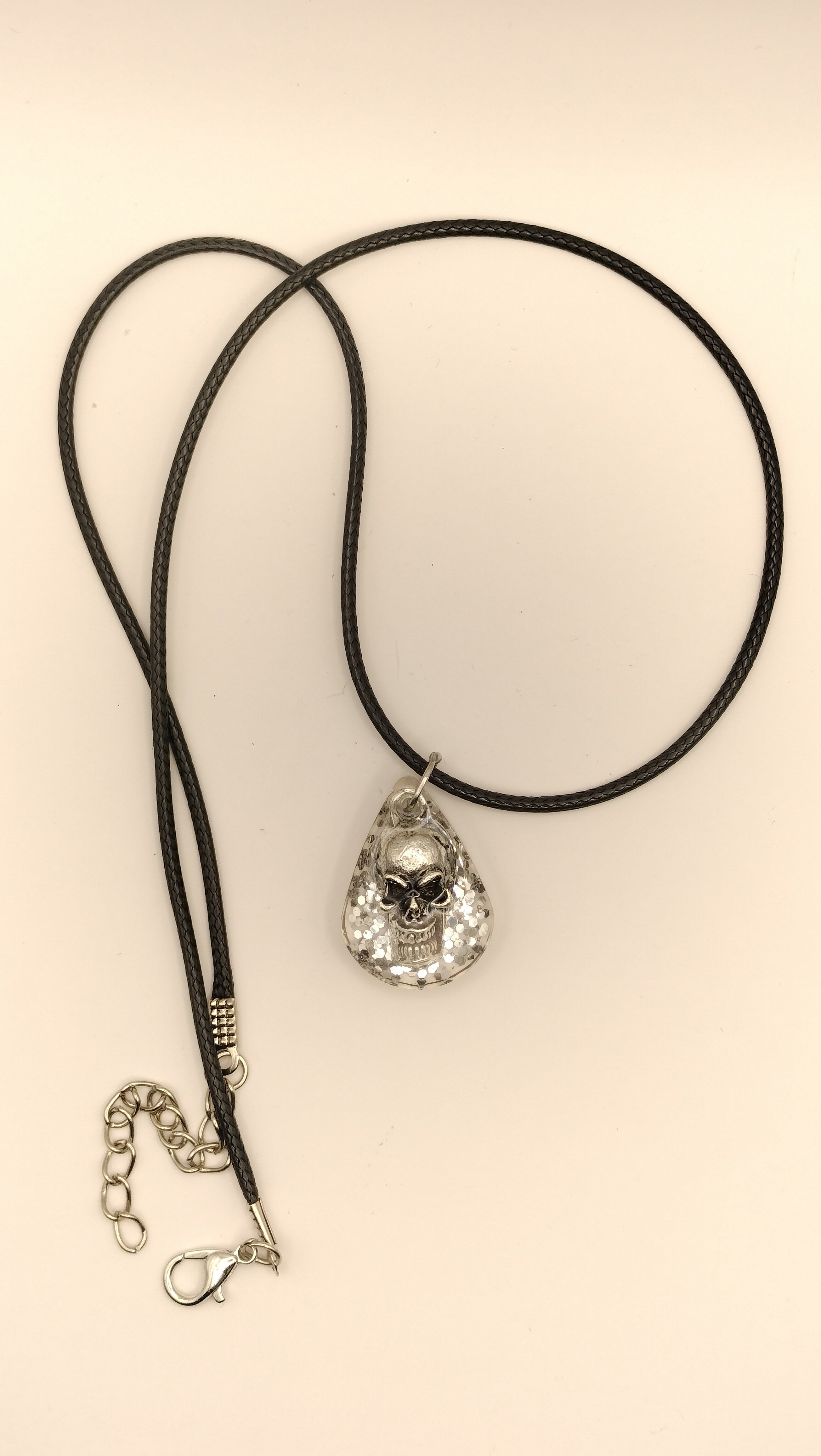 Collar con Calavera y Brillo Metálico