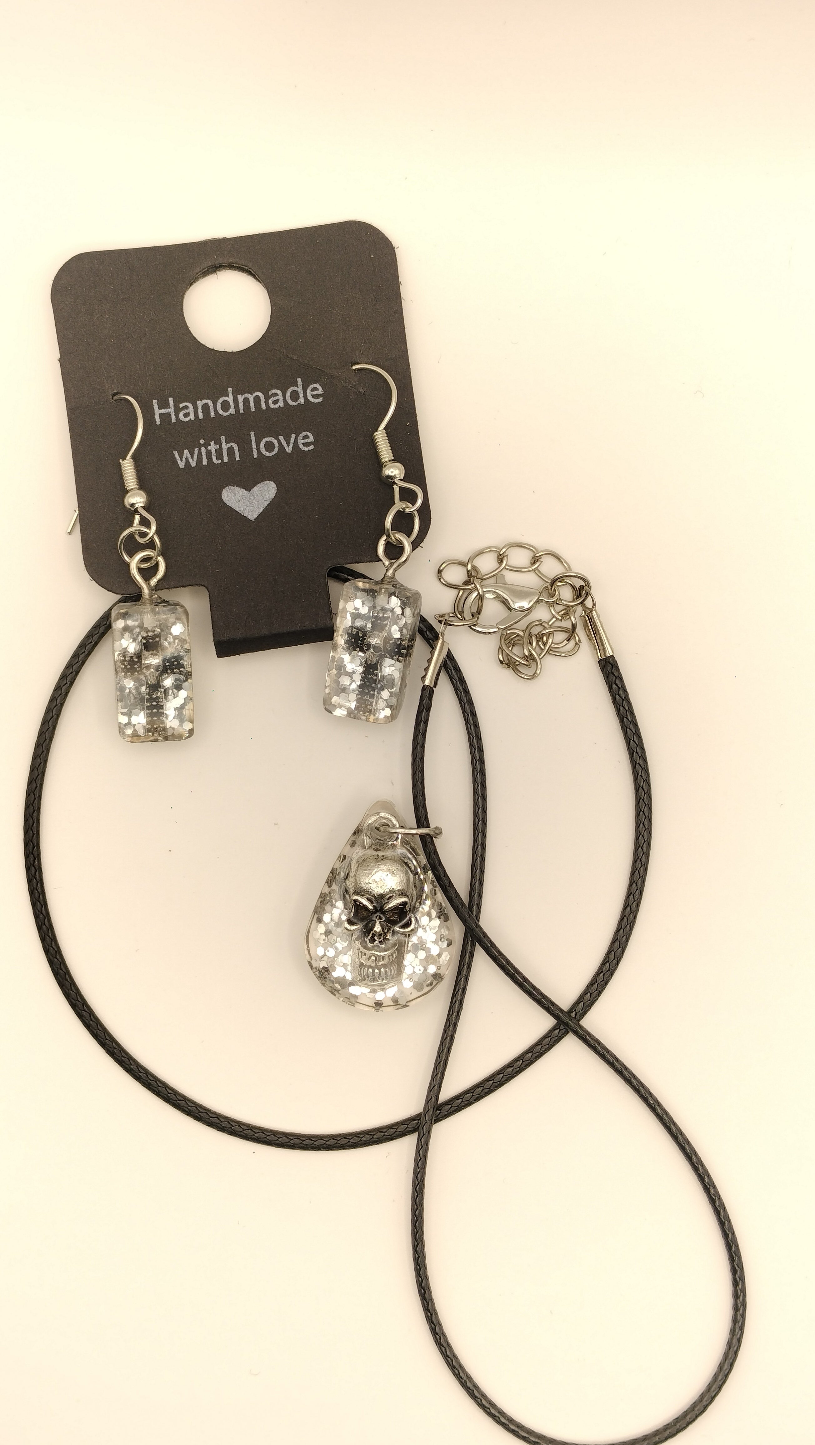 Pendientes y Collar de Cruz con Calaveras - Color Metálico